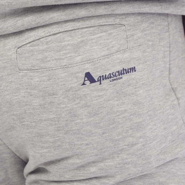 100% Baumwolle. Design: Logo. Taschenart: Zwei Seitentaschen, 2 Taschen hinten. Taille: anpassbar, mit Kordelzug. Saum: Elastisch.