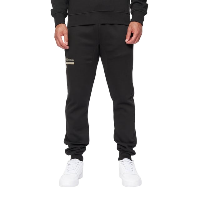 65% Baumwolle, 35% Elastan. Design: Logo. Gewebetechnik: Atmungsaktiv. Taschenart: Zwei Seitentaschen. Taille: mit Kordelzug, Elastisch. Passform: Schmal zulaufend. Saum: Anliegend.
