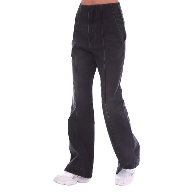 Tyg: Denim, tvättad. Utförande: Slät. Fickor: 2 sidofickor, 2 bakfickor, 2 bagagefickor, 1 myntficka. Fästning: Knapp, blixtlås. Stil: Cargo. Bältesöglor. Midjelinje: Mitt i midjehöjd. Passform: vida ben.