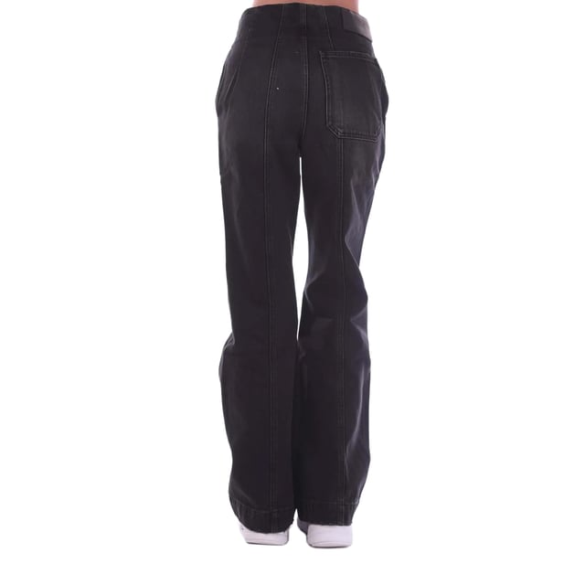 Tyg: Denim, tvättad. Utförande: Slät. Fickor: 2 sidofickor, 2 bakfickor, 2 bagagefickor, 1 myntficka. Fästning: Knapp, blixtlås. Stil: Cargo. Bältesöglor. Midjelinje: Mitt i midjehöjd. Passform: vida ben.