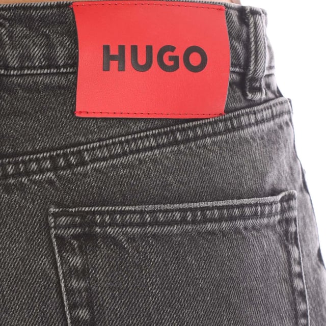 Material: Denim. Tyg: tvättat. Design: Logotyp. Fickor: 2 sidofickor, 1 myntficka, 2 bakfickor. Fästning: Knapp, blixtlås. Bälteshällor, Croppad, Vida ben. Passform: Rak. Höjd: Höghöjd.