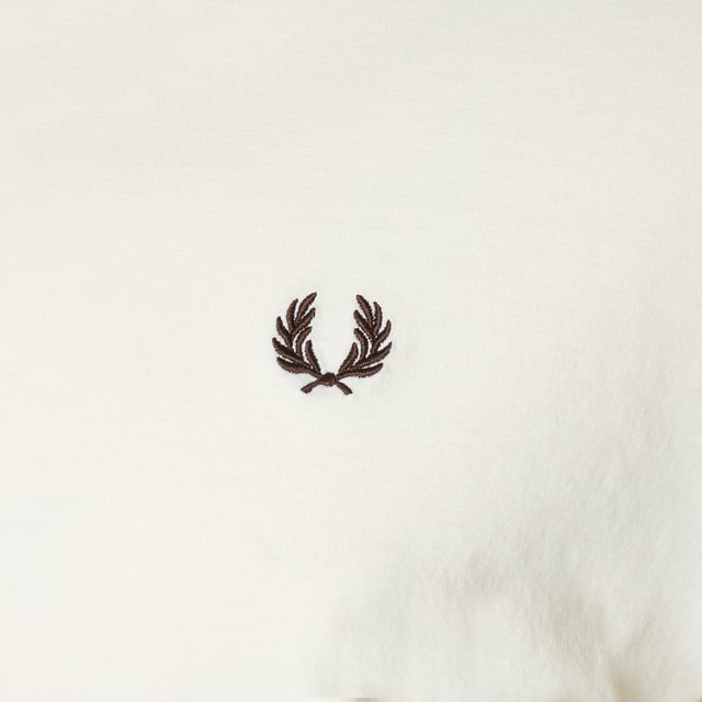 Fred Perry's classic t-shirt will always make a stylish impression. The modern-fit fit ensures the shirt falls slightly fitted along your body. The t-shirt is finished with the embroidered logo on the chest and the familiar stripes on the sleeves and neckline