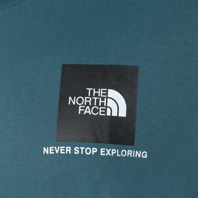 Refresh your everyday look with this men's Fine Box T-Shirt from The North Face. this exclusive tee is cut from soft cotton fabric for total comfort. It features short sleeves with a ribbed crew neckline and is finished up with a box logo and half dome logo