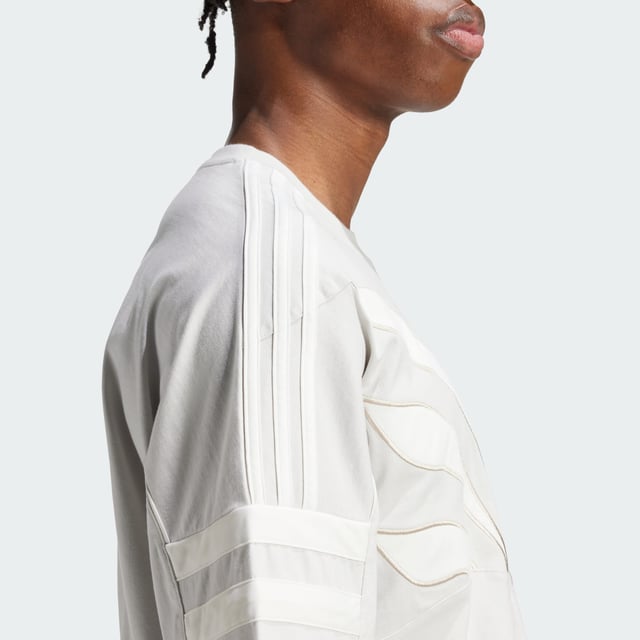 Every detail of this adidas t-shirt tells a story. The loose, casual cut crafted from soft single jersey sets you up for comfort while the bold graphic treatment shows your support for athletes who compete on the world's biggest stages. From your regular rotation to travel days, its laid-back ease and distinctive details are ready to take you anywhere.  - Loose fit - Ribbed crewneck - 100% cotton  Shipped by adidas