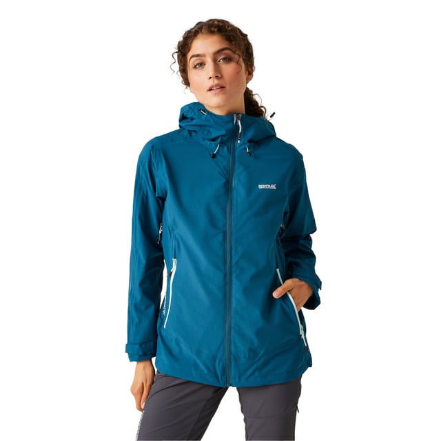 Materiaal: Gerecycleerd polyester. Stof: Ripstop, Stretch. Ontwerp: Logo, eenvoudig. Stoftechnologie: Ademend, Duurzaam, DWR Finish, Isotex 15000, Lichtgewicht, Waterafstotend, Waterdicht, Winddicht. Halslijn: Kap, staande kraag. Manchet: Haak en Lijn Riem. Mouwtype: Met lange mouwen. Getapete naden, Mesh panelen onder de armen, Ritsen onder de armen. Kapkenmerken: Verstelbaar, Gegroeid op Kap, Technisch. Zakken: 2 Onderzakken, 1 Binnenzak, Ritssluiting. Bevestiging: Volledige ritssluiting. 10000g/m²/24hrs. 8 UK: 32 in. 10 VK: 34 in. 12 VK: 36 in. 14 VK: 38 in. 20 VK: 45 in. 18 VK: 43 in. 16 VK: 40 in.
