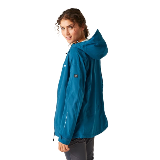 Materiaal: Gerecycleerd polyester. Stof: Ripstop, Stretch. Ontwerp: Logo, eenvoudig. Stoftechnologie: Ademend, Duurzaam, DWR Finish, Isotex 15000, Lichtgewicht, Waterafstotend, Waterdicht, Winddicht. Halslijn: Kap, staande kraag. Manchet: Haak en Lijn Riem. Mouwtype: Met lange mouwen. Getapete naden, Mesh panelen onder de armen, Ritsen onder de armen. Kapkenmerken: Verstelbaar, Gegroeid op Kap, Technisch. Zakken: 2 Onderzakken, 1 Binnenzak, Ritssluiting. Bevestiging: Volledige ritssluiting. 10000g/m²/24hrs. 8 UK: 32 in. 10 VK: 34 in. 12 VK: 36 in. 14 VK: 38 in. 20 VK: 45 in. 18 VK: 43 in. 16 VK: 40 in.