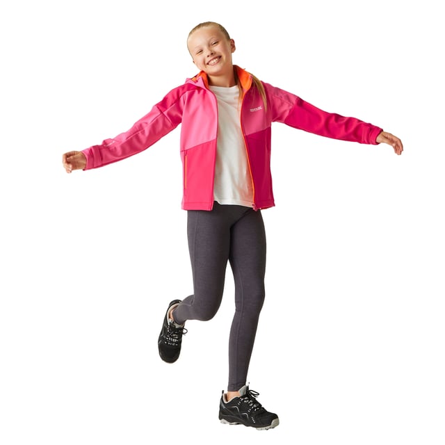 Regatta - "Acidity VII" Softshelljacke für Kinder (Flamingo-Rosa/Pinker Trank) Gewebe: Softshell, Stretch, gewebter Stoff. Design: Logo, Unifarben. Rand: Reflektierend. Gewebetechnik: Atmungsaktiv, langlebig, Wasserabweisend, Warmer Rücken, wasserabweisend, Wasserfest, winddicht, XTP. Bündchen: anpassbar. Body-Panel, Ventiliert. Mit Kapuze, Stehkragen. Langärmlig. Kapuzenmerkmale: Elastisch, Mit Reißverschluss trennbar. Taschenart: Zwei Taschen unten, Reißverschluss. Durchgehender Reißverschluss. Atmungsaktivitätsbewertung: 10000. Hinweis: Shockcord Hem Alter ab 7. Nachhaltigkeit: Aus recyceltem Material. 104: 57,15 cm. 116: 61 cm. 140: 73,66 cm. 146-152: 78,74 cm. 170-176: 90,17 cm. 158: 81,28 cm. 164: 86,36 cm. 128: 67,31 cm.