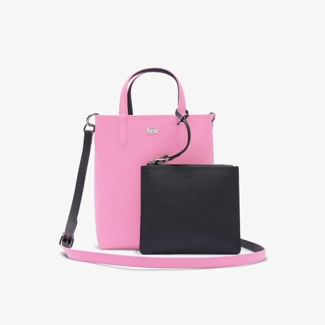 Anna Vertical Reversible Tote Dimensions: L8.7 x H11.4 x D 3.9in - L22 x H29 x D10cm  Removable  adjustable strap: 51in - 130cm Reversible bag with one grained and one piqué-effect embossed side Removable zipped pouch.Metal crocodile on one side