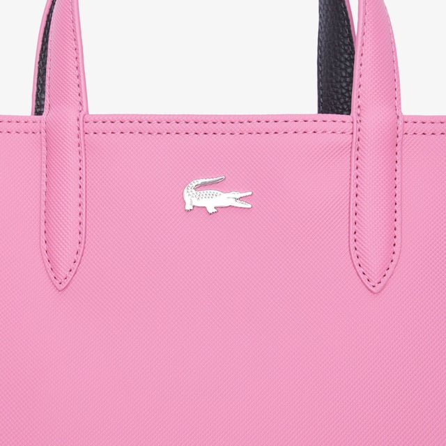 Anna Vertical Reversible Tote Dimensions: L8.7 x H11.4 x D 3.9in - L22 x H29 x D10cm  Removable  adjustable strap: 51in - 130cm Reversible bag with one grained and one piqué-effect embossed side Removable zipped pouch.Metal crocodile on one side