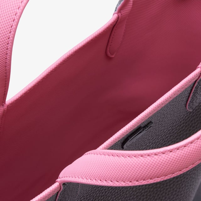 Anna Vertical Reversible Tote Dimensions: L8.7 x H11.4 x D 3.9in - L22 x H29 x D10cm  Removable  adjustable strap: 51in - 130cm Reversible bag with one grained and one piqué-effect embossed side Removable zipped pouch.Metal crocodile on one side