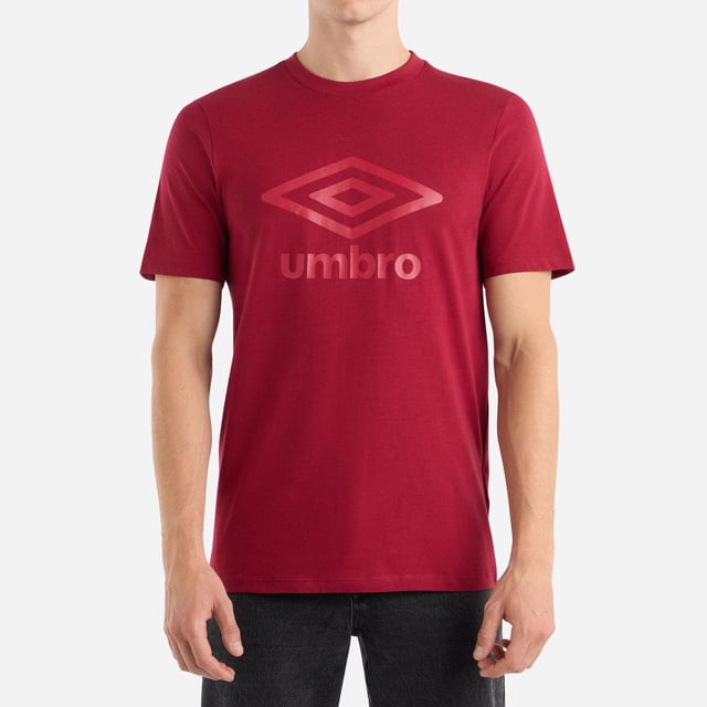 100% Baumwolle. Gewebetechnik: Leicht. Gewebe: Single Jersey. Design: Siebdruck, Gestapeltes Logo. Subtiles Stichdetail, Gesteppte Schulter. Rundhalsausschnitt. Kurzärmlig. XS: 88,9 cm. S: 93,98 cm. M: 102 cm. L: 109 cm. XL: 116,84 cm. XXL: 124,46 cm.