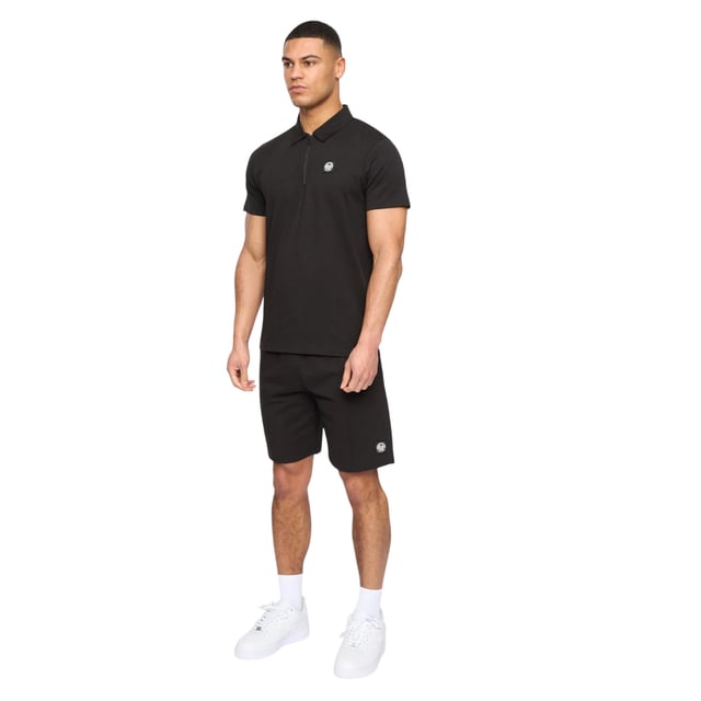 100% Baumwolle. Gewebe: Trikot, Weiche Haptik. Design: Logo, Gummi-Abzeichen. Taille: Elastisch. Kurzärmlig. Schaftrand zum Umklappen. Zum Überziehen, mit kurzem Reißverschluss. Inhalt: 1 Poloshirt, 1 Shorts. Passform: leger. S: 96,52 cm. M: 102 cm. L: 107 cm. XL: 112 cm. XXL, XXL, XXL: 116,84 cm, 116,84 cm.