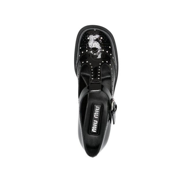 – Zusammensetzung: 100 % Kalbsleder – Innenmaterial: Leder – Innensohle: Leder – Sohle: Leder – Runde Spitze – Lackeffekt – Perforiertes Detail – Aussparungsdetail – Verstellbarer Schnallenverschluss – Marken-Innensohle – Absatz 3 cm – Hergestellt in Italien – Geschlecht: FRAUEN –