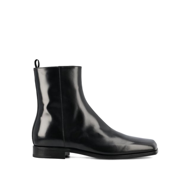 Botas de piel Prada - Composición: 100% piel de becerro - Interior: Piel - Plantilla: Piel - Suela: Goma - Cierre con cremallera lateral - Puntera cuadrada - Piel cepillada - Tacón 1 cm - Made in Italy - Género: HOMBRE -