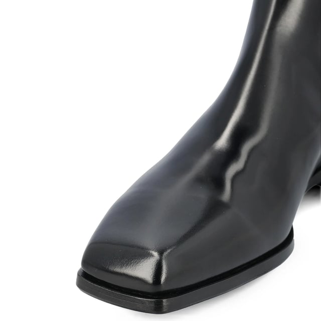Botas de piel Prada - Composición: 100% piel de becerro - Interior: Piel - Plantilla: Piel - Suela: Goma - Cierre con cremallera lateral - Puntera cuadrada - Piel cepillada - Tacón 1 cm - Made in Italy - Género: HOMBRE -