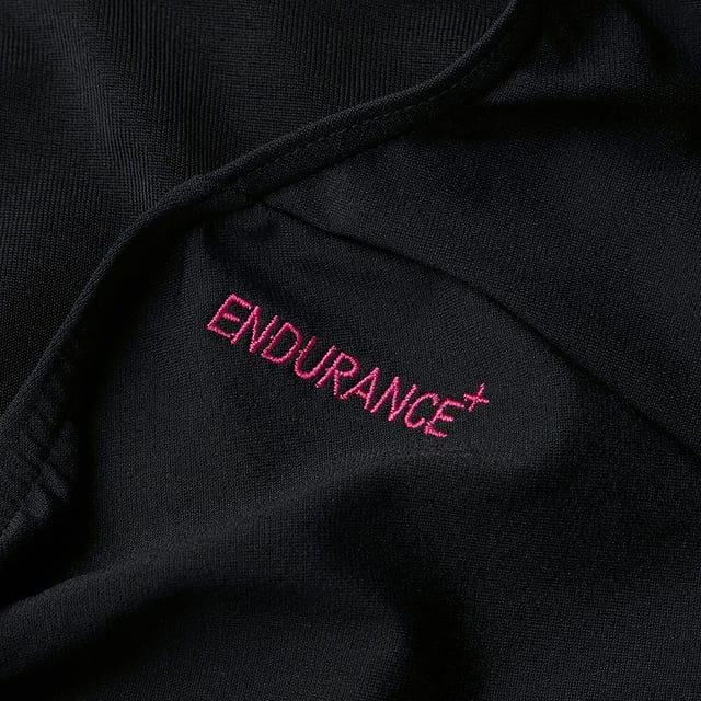 Materiaal: Gerecycleerde materialen. Ontwerp: Logo, Vlakte, Splice. Halslijn: Kraagloos. Rugstijl: Spierrug. Bevestiging: Pull-On. Chloorbestendig, Medium beenuitsnijding. Stoftechnologie: Sneldrogend.
