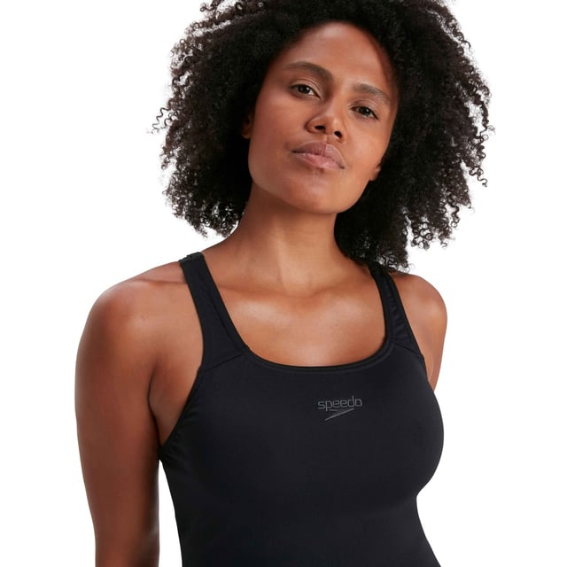 53% gerecycled polyester, 47% PBT. Stof: Eco Endurance+. Ontwerp: Logo. Bevestiging: Pull-On. Hals: Schep. Bustondersteuning. Stoftechnologie: Chloorbestendig, sneldrogend.