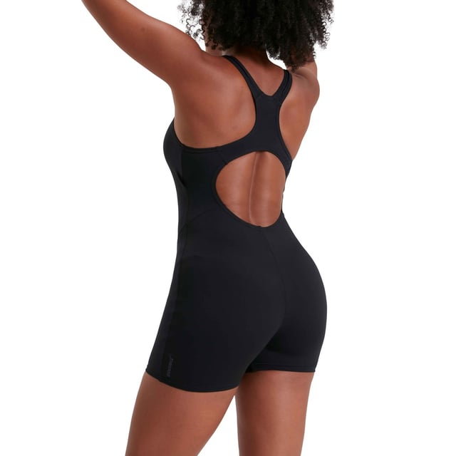 53% gerecycled polyester, 47% PBT. Stof: Eco Endurance+. Ontwerp: Logo. Bevestiging: Pull-On. Hals: Schep. Bustondersteuning. Stoftechnologie: Chloorbestendig, sneldrogend.