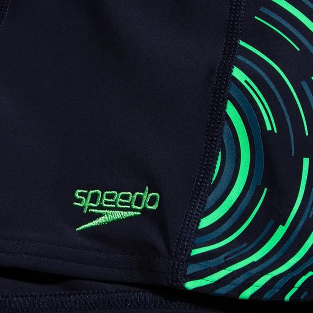 Stof: Nylon, Garen. Ontwerp: Grafische druk, Logo. Bevestiging: Pull-On. Vormbehoud. Stoftechnologie: Chloorbestendig, Creora Highclo, Enduraflex. Taillelijn: Intern trekkoord.