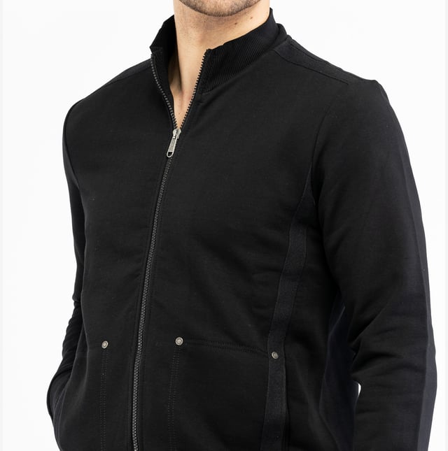 Bringen Sie mit der Jacke von BIKKEMBERGS Raffinesse und Charakter zum Ausdruck: klare Silhouette, präzise Passform und großstädtischer Geist.