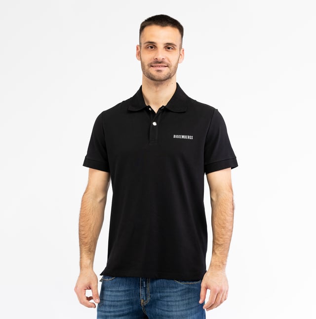 Entdecken Sie die sportliche Eleganz des BIKKEMBERGS-Poloshirts: klare Linien, moderne Passform und ikonische Details für einen raffinierten Look bei jeder Gelegenheit.