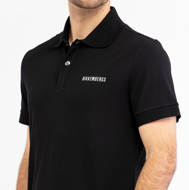 Entdecken Sie die sportliche Eleganz des BIKKEMBERGS-Poloshirts: klare Linien, moderne Passform und ikonische Details für einen raffinierten Look bei jeder Gelegenheit.