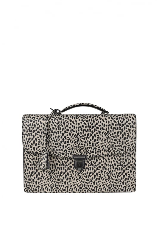 Bolso satchel Celine de piel con estampado de leopardo en blanco y negro.Cierre de hebilla metálica.Cierre metálico.Acabado plateado.Asa de piel.Se puede llevar al hombro o en la mano.Bandolera de piel desmontable y ajustable.Bolsillo exterior plano en la parte trasera.Dimensiones: 35 x 23 x 5 cm.100% piel.