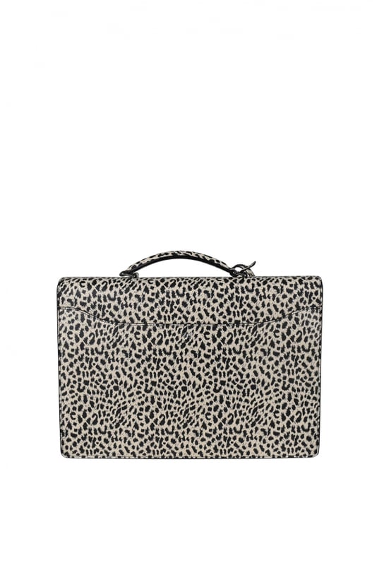 Bolso satchel Celine de piel con estampado de leopardo en blanco y negro.Cierre de hebilla metálica.Cierre metálico.Acabado plateado.Asa de piel.Se puede llevar al hombro o en la mano.Bandolera de piel desmontable y ajustable.Bolsillo exterior plano en la parte trasera.Dimensiones: 35 x 23 x 5 cm.100% piel.