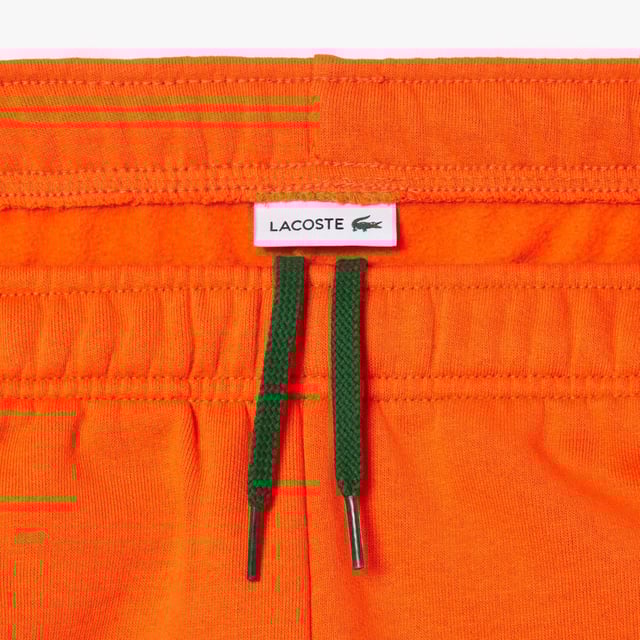 Fleece Sweatbroek Organisch geborsteld katoenen fleece en gerecycled polyester Verborgen zijzakken Elastische taille met trekkoord Elastische enkels voor betere pasvorm Geborduurde krokodil