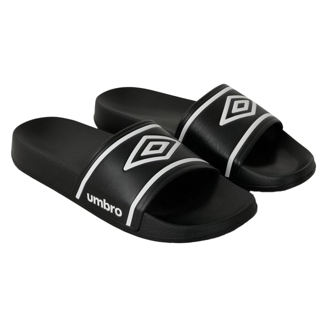 Obermaterial: Synthetischer Stoff. Marke: Umbro. Fester Gurt. Absatz: Flach. Design: Gestapeltes Logo. Zehenstil: offen. Passform: Regulär. Zum Anschlüpfen.