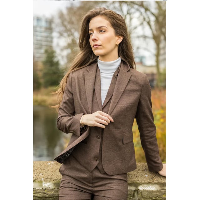 This elegant three-piece women’s suit showcases a classic Prince of Wales check pattern in brown, delivering a refined and professional aesthetic ideal for business and formal settings. Designed with a modern tailored fit, it flatters the silhouette and exudes confidence. Crafted from high-quality, breathable fabric, it ensures lasting comfort and a polished look throughout the day. The set includes a blazer, waistcoat, and trousers, offering versatile styling options for both formal and semi-formal occasions.
Elegant Prince of Wales check pattern in brown
Tailored fit for a sharp, confident silhouette
Made from breathable, high-quality fabric
Includes blazer, waistcoat, and trousers
Ideal for business, formal, and semi-formal events