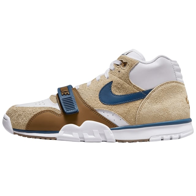 Nike Air Trainer 1, bruine schoenen, Nike bruine schoenen, 100% textiel, blauw vinkje, vetersluiting, gymkleding, merkbadge aan de zijkant van de schoen, gemaakt in Indonesië