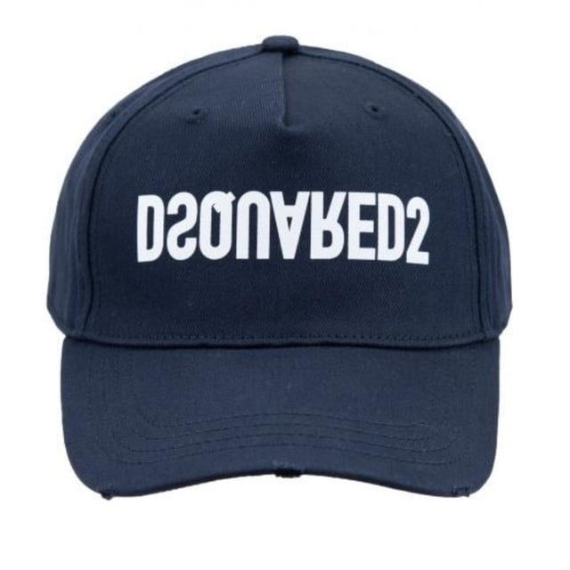 Bringen Sie Ihren Streetstyle mit der Reverse Logo Cap von Dsquared2 auf das nächste Level. Mit dem umgedrehten Logo auf der Vorderseite und den Namen der dynamischen Designer Dean &amp; Dan Caten auf der Rückseite ist diese Cap mehr als nur ein gewöhnliches Accessoire. Hergestellt aus hochwertiger 100 % Baumwolle und mit verstellbarer Passform ist diese Cap nicht nur stylisch, sondern auch bequem und langlebig. Verleihen Sie Ihrer Garderobe einen Hauch italienischen Luxus und zeigen Sie Ihren einzigartigen Stil mit diesem Must-have
