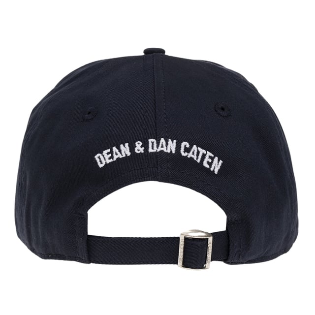 Bringen Sie Ihren Streetstyle mit der Reverse Logo Cap von Dsquared2 auf das nächste Level. Mit dem umgedrehten Logo auf der Vorderseite und den Namen der dynamischen Designer Dean &amp; Dan Caten auf der Rückseite ist diese Cap mehr als nur ein gewöhnliches Accessoire. Hergestellt aus hochwertiger 100 % Baumwolle und mit verstellbarer Passform ist diese Cap nicht nur stylisch, sondern auch bequem und langlebig. Verleihen Sie Ihrer Garderobe einen Hauch italienischen Luxus und zeigen Sie Ihren einzigartigen Stil mit diesem Must-have
