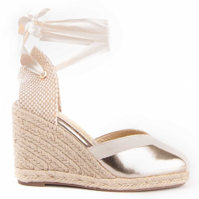Wedge espadrille for women. 100% natural leather insole. Comfortable fit. Manufactured by other brands for our brand. Approximate measurements: 7 cm wedge and 2 cm platform.
