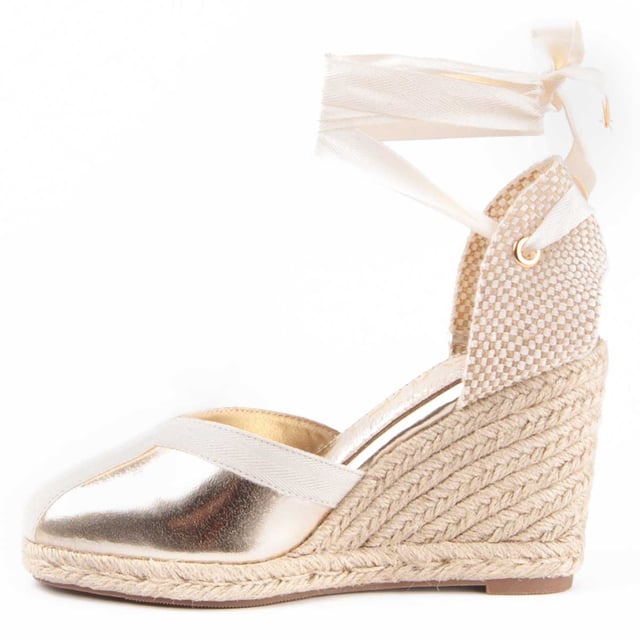 Wedge espadrille for women. 100% natural leather insole. Comfortable fit. Manufactured by other brands for our brand. Approximate measurements: 7 cm wedge and 2 cm platform.