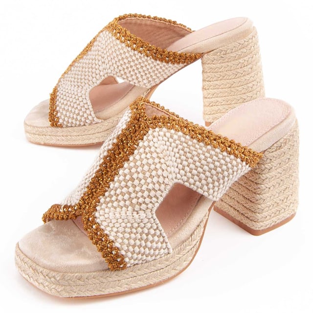 Sandalen met hak voor dames. Binnenzool van 100% natuurlijk leer. Comfortabele pasvorm. Gefabriceerd door andere merken voor ons merk. Geschatte afmetingen: hak van 10 cm en platform van 3 cm.