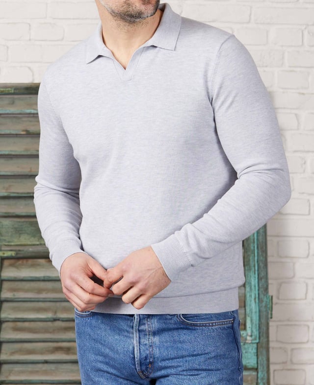 Crafted from a luxury cotton-blend fabric for a soft handle, this open collar knit polo is a luxurious addition to your wardrobe. A versatile option for between seasons, it looks just as good with chinos as it does with tailored trousers. Complete the look with a pair of loafers or driving shoes. Made from a blend of 60% organic cotton / 40% recycled polyester; 12 gauge medium weight. Features fully fashioned sleeves with rib cuff and rib at waist. Machine washable at 40°C