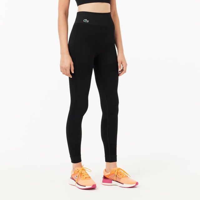 Dames Lacoste SPORT Seamless Absorberende Sport Leggings in zwart. Niets zal je kunnen stoppen in deze tweede-huid stijl legging. Naadloos: geen vlekken, geen schuurplekken, maximaal comfort! Ondersteunend maar niet beperkend gemaakt om je droog te houden.- Stretch jacquard- Getest en goedgekeurd door sporters- Tweekleurige siliconen krokodil- Polyamide (93%) Elastaan (7%).  Machinewasbaar.- Ref: OF1022-031In onze ervaring valt dit model klein uit. U kunt een maat groter kiezen dan u normaal zou bestellen. Dit advies is alleen bedoeld als richtlijn.