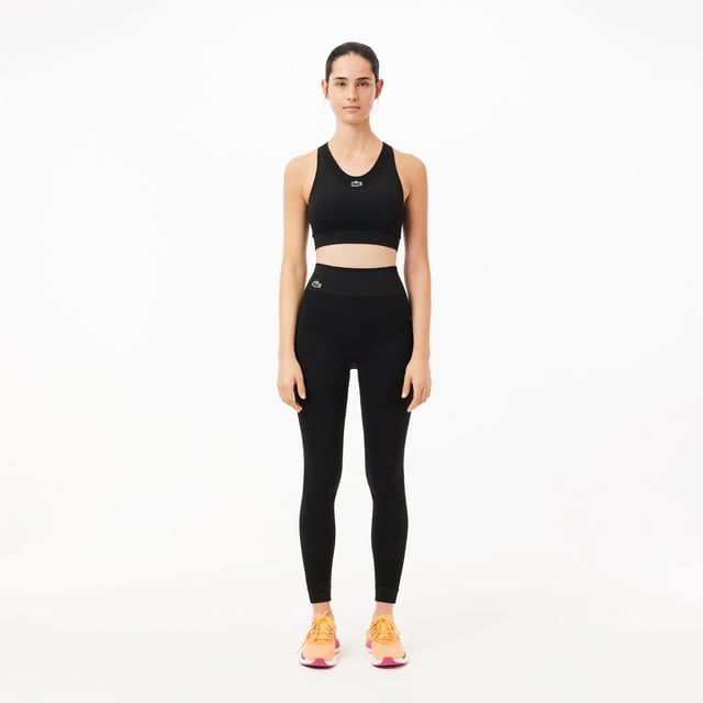Dames Lacoste SPORT Seamless Absorberende Sport Leggings in zwart. Niets zal je kunnen stoppen in deze tweede-huid stijl legging. Naadloos: geen vlekken, geen schuurplekken, maximaal comfort! Ondersteunend maar niet beperkend gemaakt om je droog te houden.- Stretch jacquard- Getest en goedgekeurd door sporters- Tweekleurige siliconen krokodil- Polyamide (93%) Elastaan (7%).  Machinewasbaar.- Ref: OF1022-031In onze ervaring valt dit model klein uit. U kunt een maat groter kiezen dan u normaal zou bestellen. Dit advies is alleen bedoeld als richtlijn.