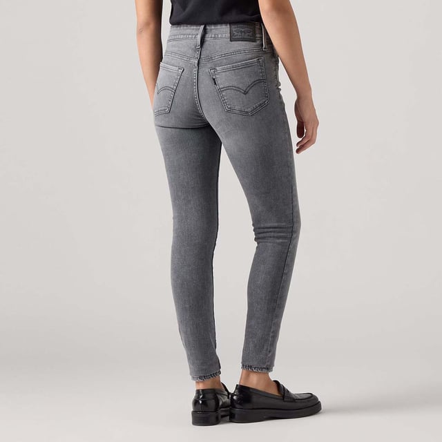 Gulp met rits.Compleet met een flatterende bredere tailleband en een dubbele knoopsluiting.5-pocket styling.Stretch.Heeft een taille-accentuerende hoge stijging.Fitted door de heup en dij.