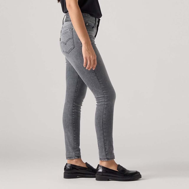 Gulp met rits.Compleet met een flatterende bredere tailleband en een dubbele knoopsluiting.5-pocket styling.Stretch.Heeft een taille-accentuerende hoge stijging.Fitted door de heup en dij.