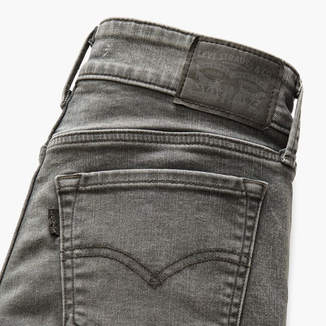 Gulp met rits.Compleet met een flatterende bredere tailleband en een dubbele knoopsluiting.5-pocket styling.Stretch.Heeft een taille-accentuerende hoge stijging.Fitted door de heup en dij.