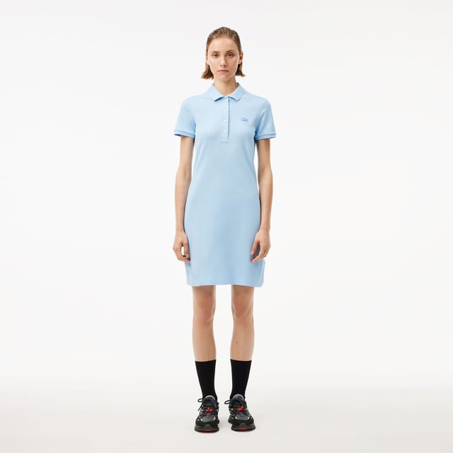 Slim Fit Stretch Piqué Polo Dress Stretch katoen piqué Slim fit Geribbelde afwerking op kraag en mouwen Echte parelmoeren knopen Geborduurde krokodil op de borst