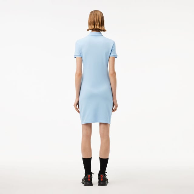 Slim Fit Stretch Piqué Polo Dress Stretch katoen piqué Slim fit Geribbelde afwerking op kraag en mouwen Echte parelmoeren knopen Geborduurde krokodil op de borst