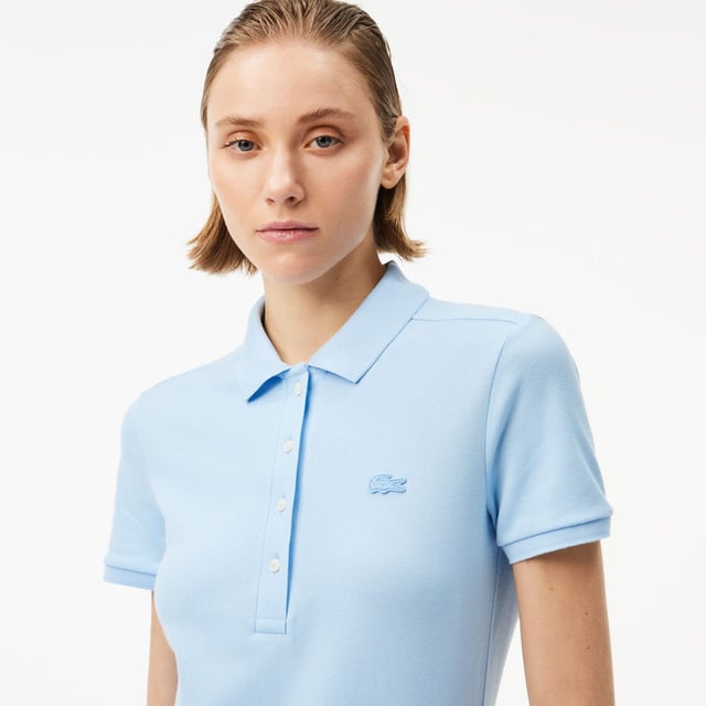 Slim Fit Stretch Piqué Polo Dress Stretch katoen piqué Slim fit Geribbelde afwerking op kraag en mouwen Echte parelmoeren knopen Geborduurde krokodil op de borst