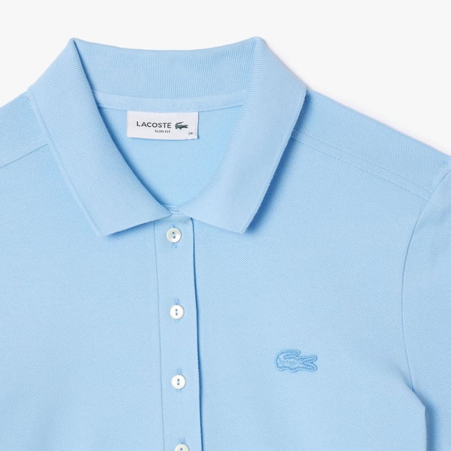 Slim Fit Stretch Piqué Polo Dress Stretch katoen piqué Slim fit Geribbelde afwerking op kraag en mouwen Echte parelmoeren knopen Geborduurde krokodil op de borst