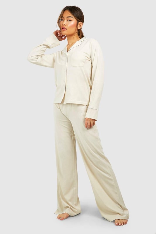 Collared button-front design for a classic look
        Soft jersey fabric for ultimate comfort
        Long sleeves with cuffed details
        Relaxed fit for effortless lounging
        Versatile piece that can be styled for various occasions
    
    Embrace laid-back luxury with this Button Front Lounge Shirt from Boohoo. Perfect for those cosy nights in or lazy weekend mornings, this versatile piece combines style and comfort effortlessly. The classic collared design adds a touch of sophistication to your loungewear collection, while the soft jersey fabric ensures you stay comfortable all day long. Pair it with the matching trousers for a coordinated look, or throw it over your favourite leggings for a more casual vibe. Whether you're binge-watching your latest TV obsession or hosting an intimate brunch with friends, this lounge shirt is your go-to for looking put-together without sacrificing comfort. Its adaptable nature means you can easily dress it up with some statement jewellery for those impromptu video calls or keep it simple for a relaxed day at home. With Boohoo's Button Front Lounge Shirt, you'll redefine your at-home style game.
