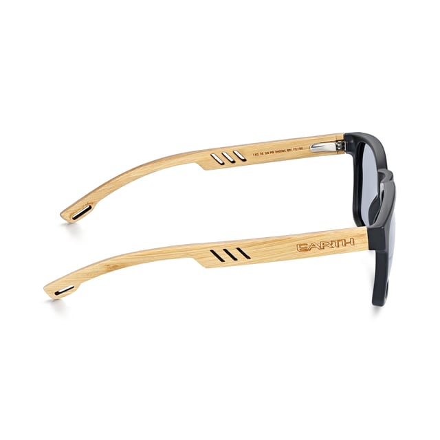 Montuur: Geschuurd zwart polycarbonaat; Veren: Gecarboniseerd bamboehout; Oorstuk: Gecarboniseerd bamboehout; Lens: Grijze meerlaagse triacetaatcellulose (TAC); Gespiegelde lens: Nee; Verlooplens: Nee; Polarisatie: Optische kwaliteit; UV-bescherming: 100% UVA/UVB; Scharnier: Roestvrij staal met veermechanisme; Verstelbare neuspads: Ja; Lensbreedte: 44 mm; Lengte poot: 143 mm; Breedte brug: 19 mm.
