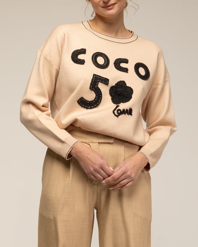 Långärmad stickad tröja med överlägg med "COCO 5"-bokstäver och ribbstickning på krage och ärmslut